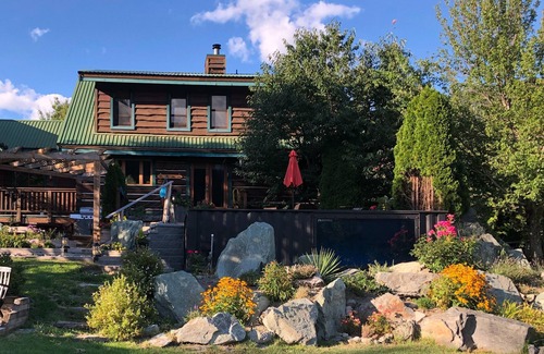 Pemberton House | 4 Bedroom Luxury Log in Pemberton for Ski Season Rental