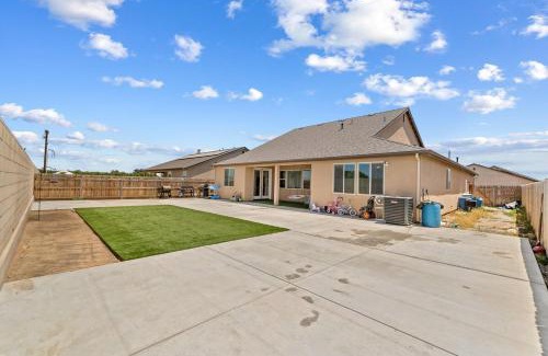 Tulare House | 4 Bedroom Modern Oasis Near Sequoias