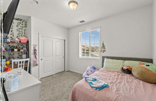 Tulare House | 4 Bedroom Modern Oasis Near Sequoias