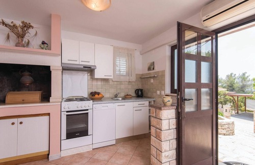 Potirna House | 4 bedroom nice home in Nova