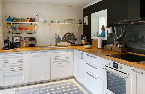Vagsoy House | 4 bedroom nice home in Deknepollen