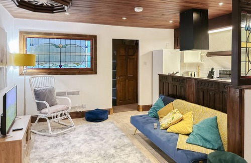Cwm Frwd Oer Apartment | 4 Bedroom Penthouse - Pontypool - FREE Parking
