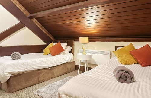 Cwm Frwd Oer Apartment | 4 Bedroom Penthouse - Pontypool - FREE Parking