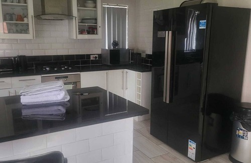 Belle Vue House | 4-bedroom Perfect Home for Medics, Fans & Tourists!