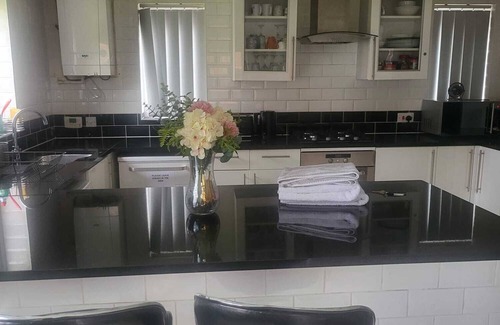 Belle Vue House | 4-bedroom Perfect Home for Medics, Fans & Tourists!