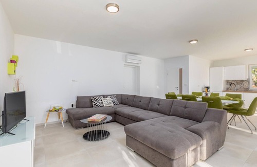 Sikici House | 4 bedroom pet friendly home in Sikici