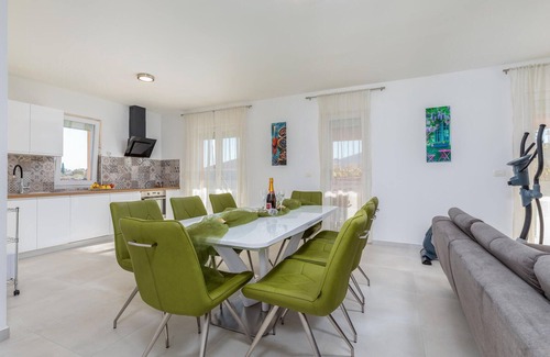 Sikici House | 4 bedroom pet friendly home in Sikici
