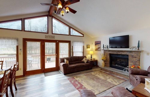 Greentown House | 4 Bedroom Poconos Lake House Getaway