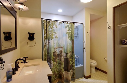 Greentown House | 4 Bedroom Poconos Lake House Getaway
