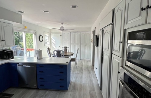 Sussex House | 4 Bedroom Pool Oasis - 10 min. to Ski & Golf