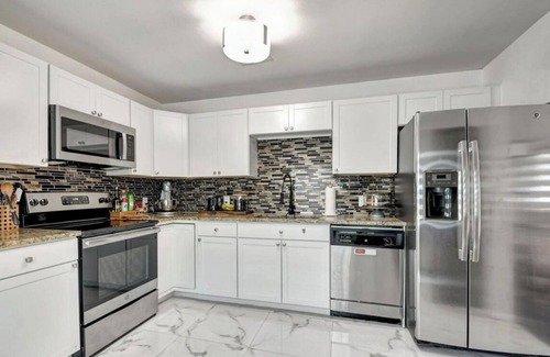 Greenacres House | 4-bedroom pool house in beautiful West Palm Beach with WiFi, AC. Near Airport!