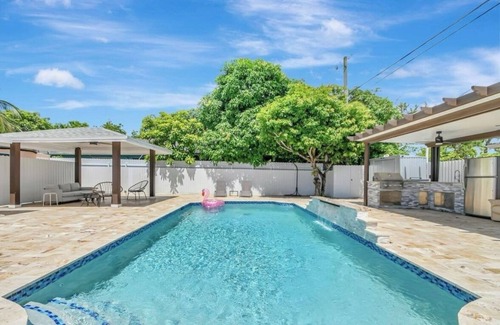 Greenacres House | 4-bedroom pool house in beautiful West Palm Beach with WiFi, AC. Near Airport!