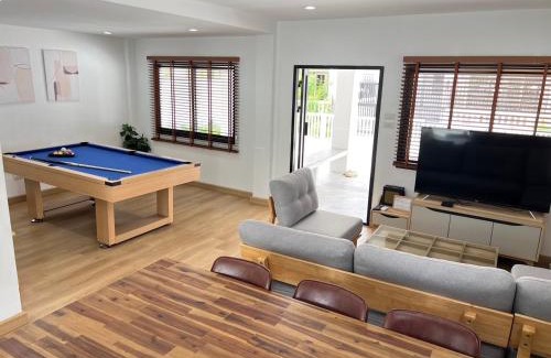 Saen Suk Villa | 4 Bedroom Pool Villa, Cozy House, Wonnapha Beach, Bangsaen