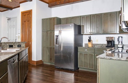 Lake Delton Condo | 4 Bedroom Presidential Suite @ Glacier Canyon Lodge, Waterpark Passes, Sleeps 10