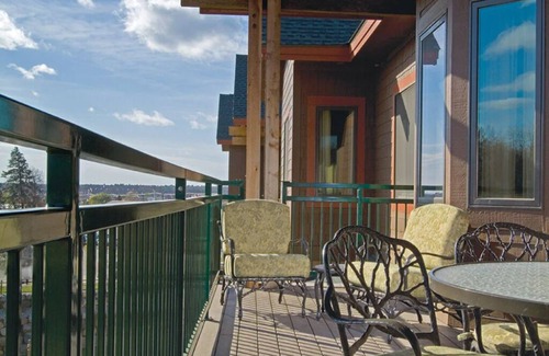 Lake Delton Condo | 4 Bedroom Presidential Suite @ Glacier Canyon Lodge, Waterpark Passes, Sleeps 10