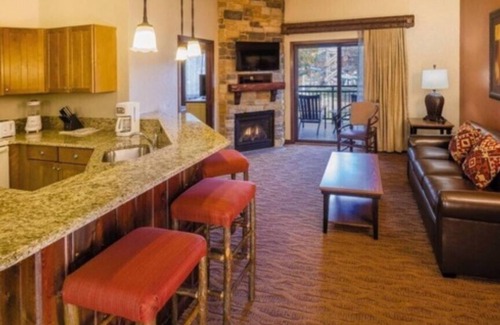 Lake Delton Hotel | 4-bedroom Presidential Suite in the heart of the Wisconsin Dells!