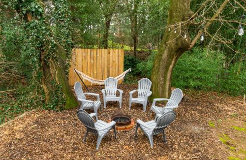 Ephrata House | 4-bedroom-Private cozy backyard w firepit