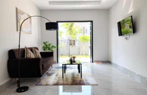 Battambang Villa | 4 Bedroom Private Villa & Swimming Pool with Fitness