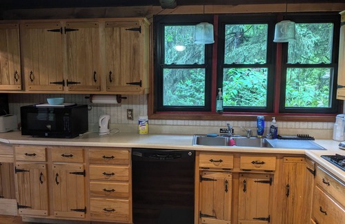 Buffalo Mills Cabin | 4-bedroom Rustic secluded cabin in fabulous Bedford with WiFi
