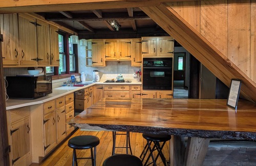 Buffalo Mills Cabin | 4-bedroom Rustic secluded cabin in fabulous Bedford with WiFi
