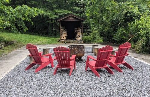 Buffalo Mills Cabin | 4-bedroom Rustic secluded cabin in fabulous Bedford with WiFi