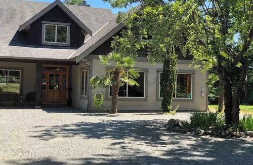 Central Saanich House | 4 Bedroom Seabrook Farmhouse with Hot Tub & Swimming Pool on 8 Acre Berry Farmn