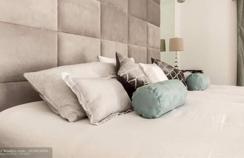 Harbor Beach Apartment | 4 Bedroom Single family 233270 by Houzlet