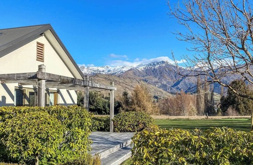 Lake Hayes House | 4 bedroom + spa + family friendly