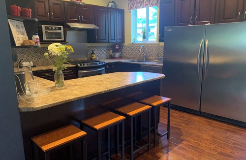 Langley House | 4 Bedroom Spacious Home close to Everything!