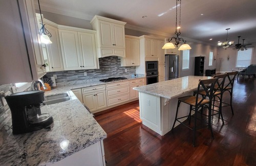 West End House | 4 bedroom spacious home near Lakefront