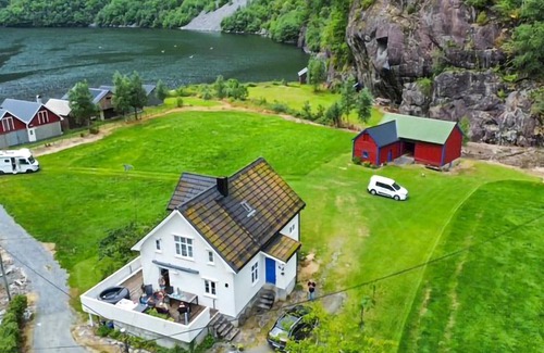 Fjæra House | 4 bedroom stunning home in Fjæra