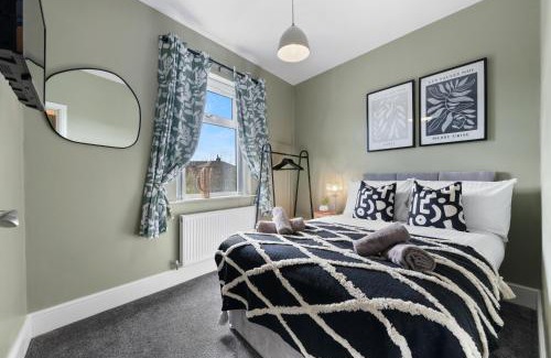 Farnworth House | 4-Bedroom Stunning Luxe, Spacious & Stylish Design House Bolton, Sleeps 11, with Parking Central Bolton, Links to Manchester, Pet-Friendly, Best For Groups! WORK CONTRACTORS SPECIAL OFFER! - by Blue Puffin Stays