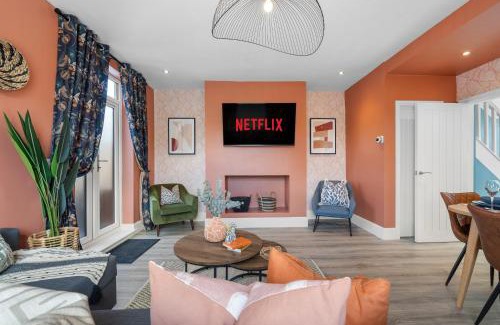 Farnworth House | 4-Bedroom Stunning Luxe, Spacious & Stylish Design House Bolton, Sleeps 11, with Parking Central Bolton, Links to Manchester, Pet-Friendly, Best For Groups! WORK CONTRACTORS SPECIAL OFFER! - by Blue Puffin Stays