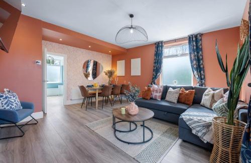 Farnworth House | 4-Bedroom Stunning Luxe, Spacious & Stylish Design House Bolton, Sleeps 11, with Parking Central Bolton, Links to Manchester, Pet-Friendly, Best For Groups! WORK CONTRACTORS SPECIAL OFFER! - by Blue Puffin Stays
