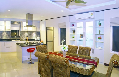 Bophut Villa | 4 BEDROOM - STUNNING SEA VIEWS, MOUNTAIN VISTAS AND CLOSE TO OCEAN AND SHOPPING