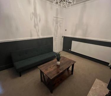 Lincoln House | 4 Bedroom stylish House Lincoln