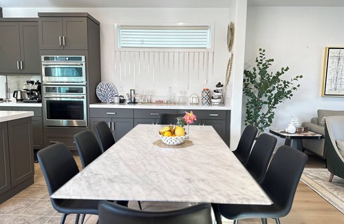 Irvine House | 4-Bedroom Sunlight Retreat in Irvine