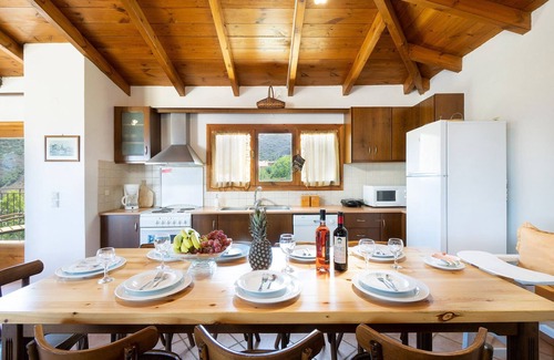 Tsourouniana House | 4-bedroom Topolia House with shared pool