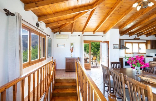 Tsourouniana House | 4-bedroom Topolia House with shared pool