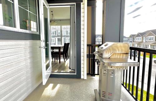 Airdrie House | 4 Bedroom Town Home with Free Banff Pass, Garage Parking, Fast WiFi, Smart TV with Netflix, Fully Equipped Kitchen, Sleeps 10, Ideal for Families