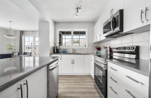Airdrie House | 4 Bedroom Town Home with Free Banff Pass, Garage Parking, Fast WiFi, Smart TV with Netflix, Fully Equipped Kitchen, Sleeps 10, Ideal for Families