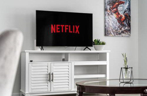 Airdrie House | 4 Bedroom Town Home with Free Banff Pass, Garage Parking, Fast WiFi, Smart TV with Netflix, Fully Equipped Kitchen, Sleeps 10, Ideal for Families