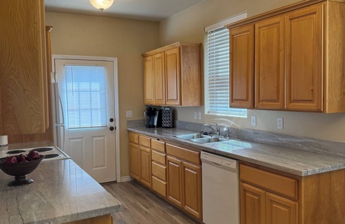 Corvallis House | 4-bedroom townhome in beautiful Corvallis close to OSU & Sunset Shopping Center