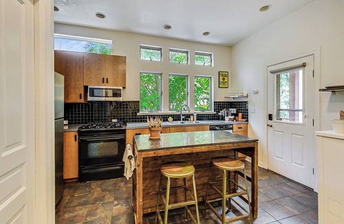 Oak Park House | 4-bedroom townhome in Frank Lloyd Wright District-FREE PARKING, Patio, Yard