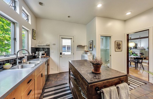Oak Park House | 4-bedroom townhome in Frank Lloyd Wright District-FREE PARKING, Patio, Yard