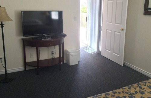 Black Mountain House | 4 Bedroom unit 4 king beds 2 full Baths Laundry Balcony Okanagan Lake City Views