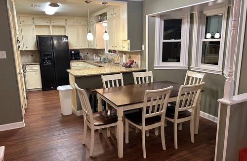 College Station House | 4-bedroom vacation home just 4 minutes from Texas A&M University