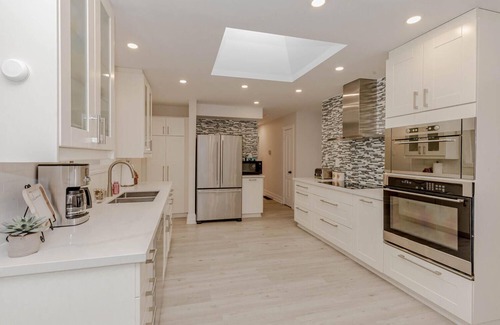 Halton Hills House | 4 Bedroom Vacation Home! Outdoor Pool / Billiards Table / Treehouse