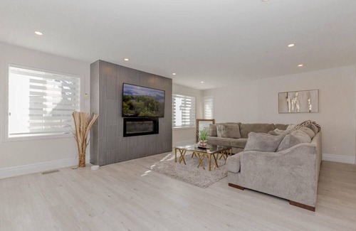 Halton Hills House | 4 Bedroom Vacation Home! Outdoor Pool / Billiards Table / Treehouse