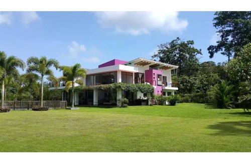 Big Creek Villa | 4 Bedroom Villa 200 mts from the beach with pool